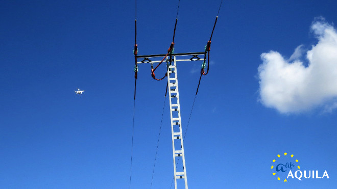 Un dron inspecciona una corrección realizada en un tendido eléctrico peligroso para las aves.