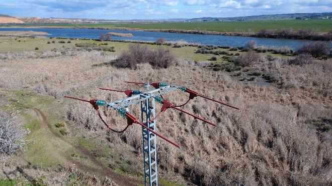 Poste de un tendido eléctrico corregido para evitar electrocuciones de aves.