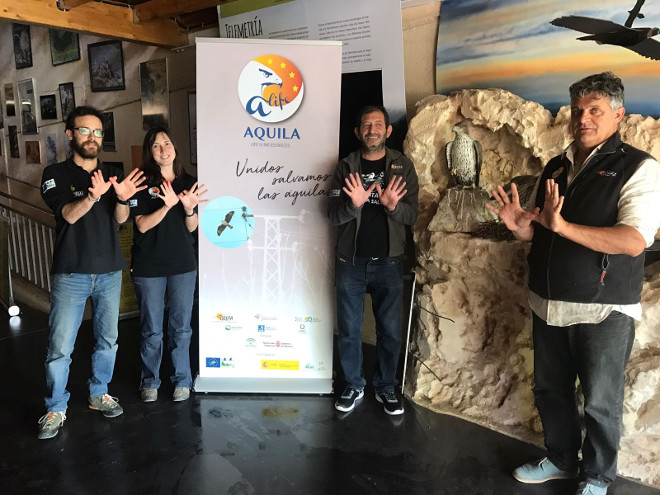 Parte del equipo de GREFA integrado en el proyecto AQUILA a-LIFE, durante el Día Europeo de la Red Natura 2000 en la sede de esta ONG.