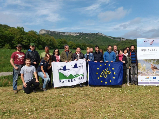 Miembros y colaboradores de AQUILA a-LIFE en la zona de la Montaña Alavesa donde han sido trasladados varios pollos de águila de Bonelli. 