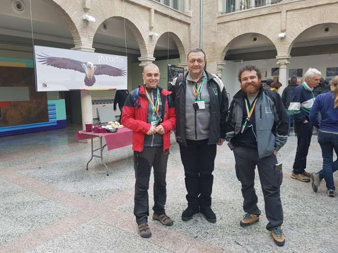 Los miembros de Green Balkans que se desplazaron a España desde Bulgaria con las águilas de Bonelli aprovecharon su estancia en nuestro país para asistir al Annual Bearded Vulture Meeting, encuentro europeo dedicado al quebrantahuesos que se celebró en Cazorla (Jaén) del 9 al 11 de noviembre.