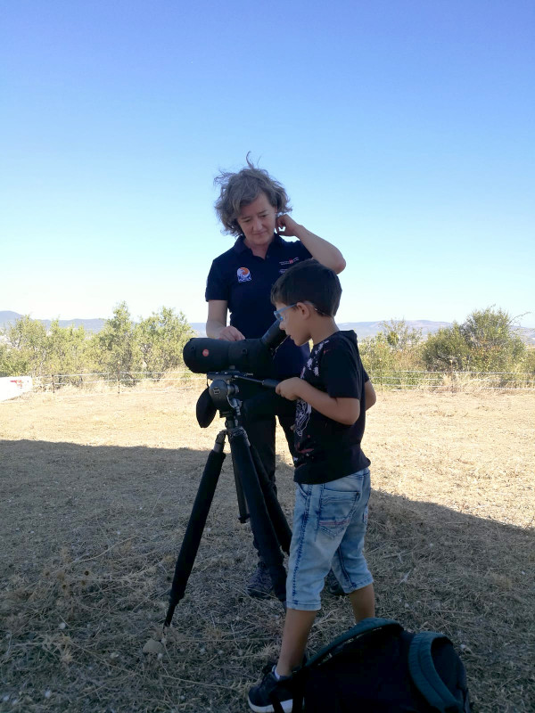 Un joven entusiasta de las águilas intenta observarlas a través del telescopio.