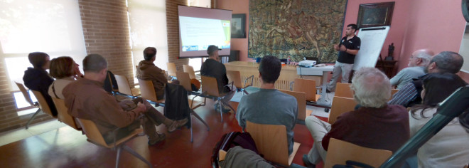 Juan José Iglesias, biólogo de GREFA, explica las medidas anti-electrocución de aves previstas en el proyecto AQUILA a-LIFE en la charla impartida en La  Cabrera (Madrid) el pasado 7 de octubre.