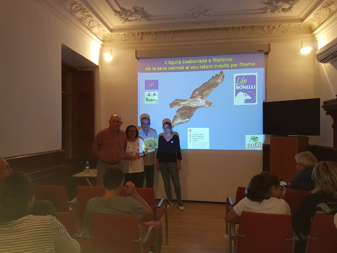 De pie y de izquierda a derecha, Toni Fontanet (responsable de la Sección Ornitológica del Museo Balear de Ciencias Naturales), Carlota Viada (ponente de LIFE Bonelli), Amador Estarellas (presidente del Museo Balear de Ciencias Naturales) y Marina Pons (de FPN-AQUILA a-LIFE).