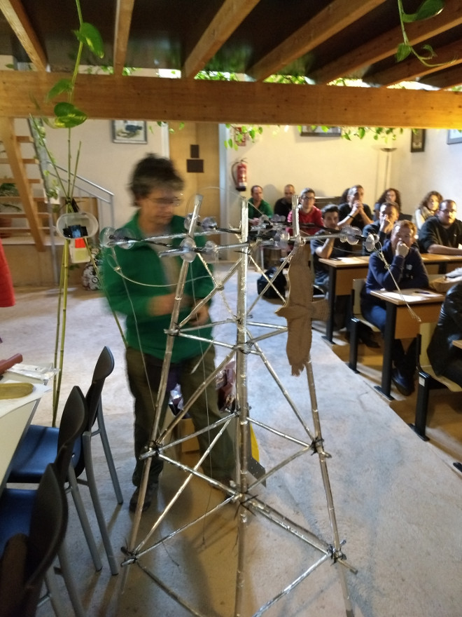 Los asistentes al seminario-taller observan la maqueta del apoyo de un tendido eléctrico realizada por el Departamento de Educación de GREFA.