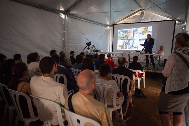 Conferencia sobre aves en una de las carpas del Delta Birding Festival, en una pasada edición (foto: DBF).