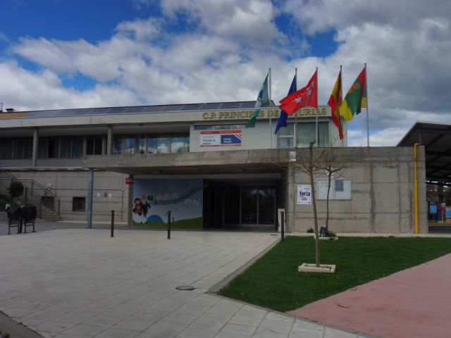 Acceso principal al CEIP "Príncipe de Asturias", de Quijorna (Madrid), que colabora con GREFA y AQUILA a-LIFE.