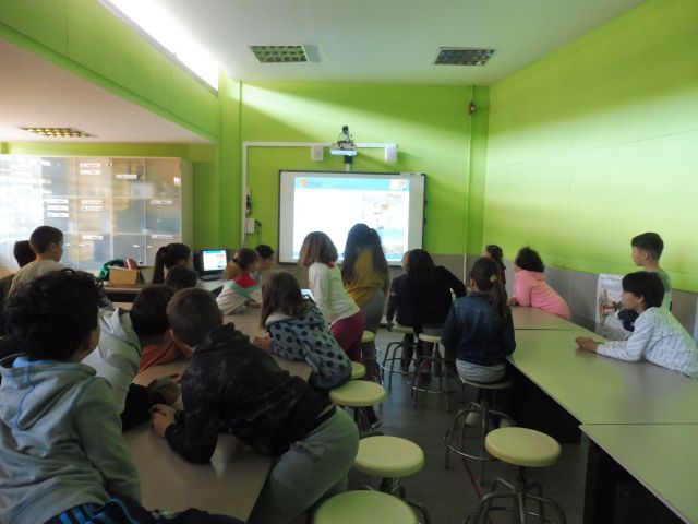 Un grupo de niños del CEIP "Príncipe de Asturias" participa en su propia aula en una actividad centrada en el proyecto AQUILA a-LIFE.