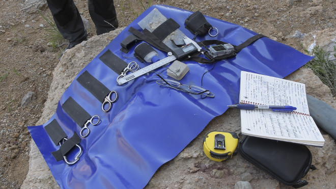 Material utilizado en el marcaje con emisor GPS de un águila de Bonelli. Foto: Francisco Márquez.