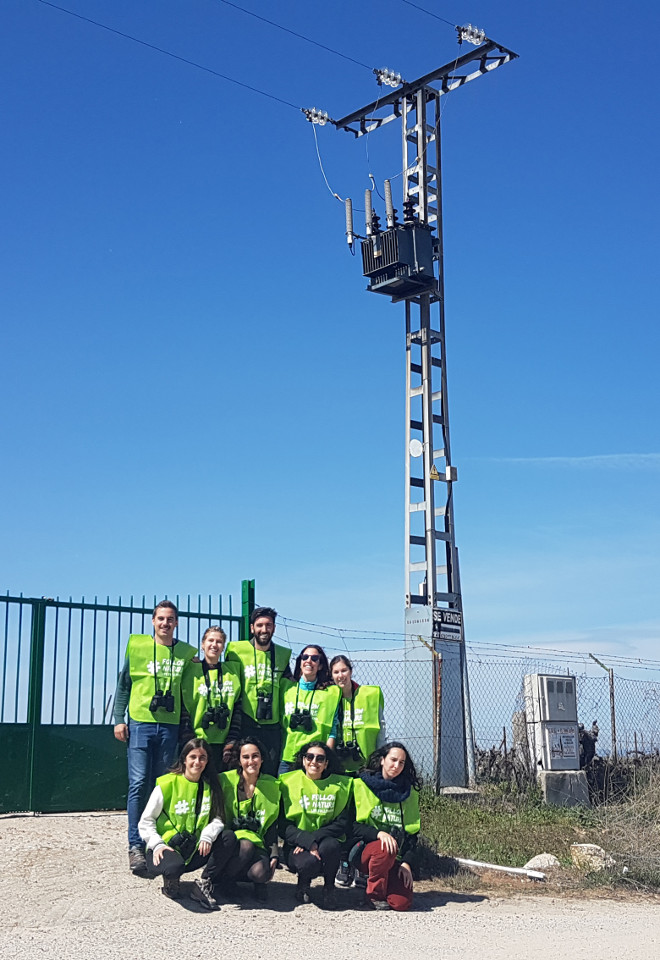 Grupo de voluntarios durante una actividad formativa dedicada al problema del impacto en las aves de los tendidos eléctricos: Foto: LIFE Followers / SEO BirdLife.