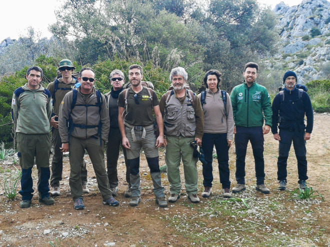 Miembros de AQUILA a-LIFE, COFIB, GOB Mallorca, IBANAT y Agentes de Medio Ambiente del Govern Balear durante  una jornada de marcaje con GPS de águilas de Bonelli.