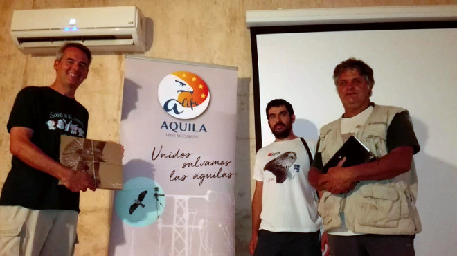 El voluntario del Equipo Tendidos Miguel Marco Mommens recoge el libro "Águila de Bonelli"