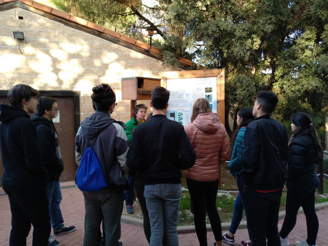 Algunos de los alumnos del IES "Gómez Moreno", durante la visita al centro de recuperación y hospital de fauna de GREFA, acompañados de una monitora de AQUILA a-LIFE.