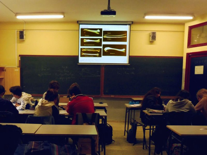 Actividad formativa de AQUILA a-LIFE en un aula del instituto de Bachillerato "Gómez Moreno".