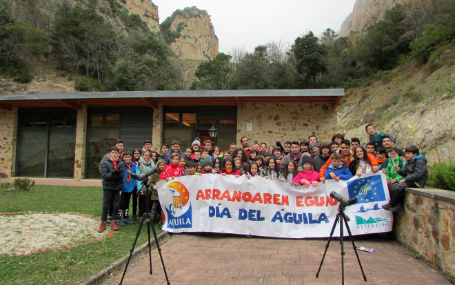 Los participantes en el Día del Águila portan un cartel sobre este evento. Foto: DFA-AFA.