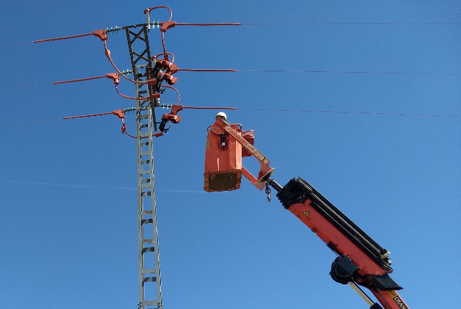 Un operario durante el aislamiento de uno de los apoyos del tendido eléctrico corregido en Valdepiélagos (Madrid).