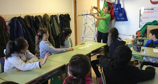 Una monitora de GREFA utiliza la maqueta de una torreta eléctrica para explicar a los escolares una de las principales amenazas para el águila de Bonelli.