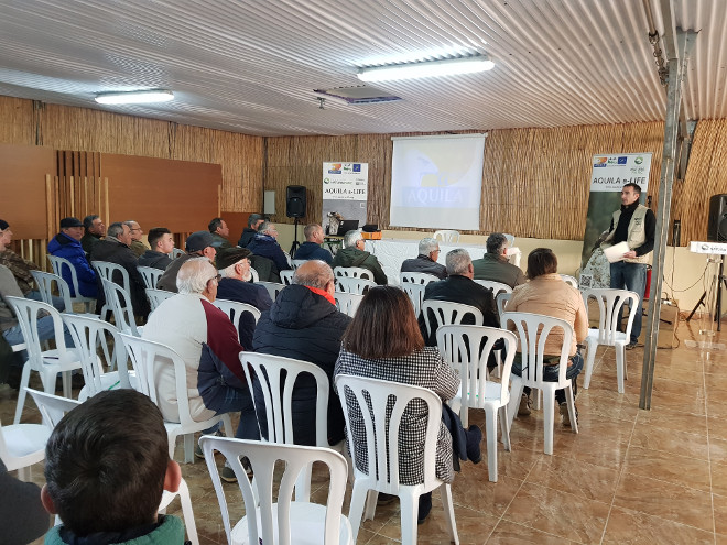 Javier Álvarez, responsable del proyecto AQUILA a-LIFE en Mallorca, se dirige a los representantes del sector cinegético asistentes al acto.