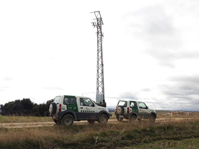 Los Agentes Medioambientales de la Junta de Castilla y León acuden al levantamiento del cadáver de una rapaz del que les ha informado el Equipo Tendidos de AQUILA a-LIFE, en La Moraña.