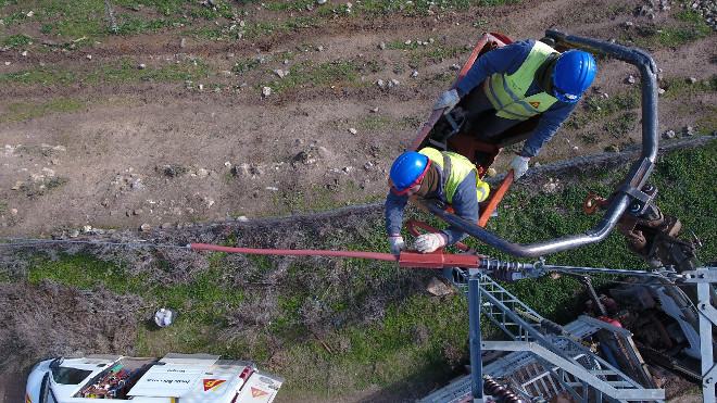 A vista de dron, unos operarios corrigen un tendido eléctrico peligroso para las aves en la provincia de Toledo. 