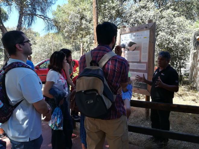 Ernesto Álvarez, presidente de GREFA, explica los objetivos y primeros resultados de AQUILA a-LIFE junto a un cartel del proyecto.