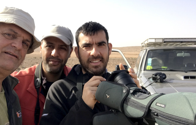 De izquierda a derecha, Ernesto Álvarez, de GREFA/AQUILA a-LIFE, Ali Irizi, de ASARA, y Juan José Iglesias, de GREFA/AQUILA a-LIFE, durante una jornada de prospección de rapaces en Marruecos para el Programa Atlas.