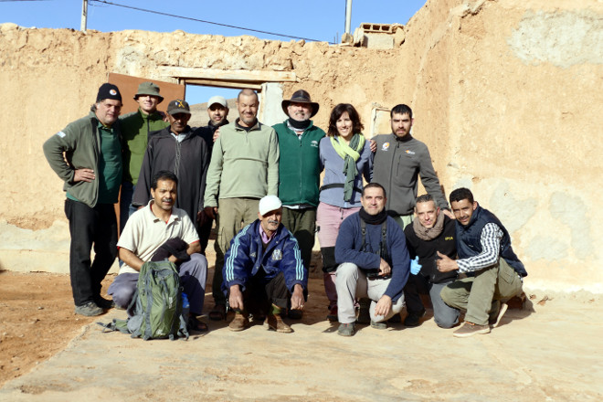 Foto de grupo de algunos de los participantes en el trabajo de campo en Marruecos con rapaces rupículas impulsado por el Programa Atlas. 