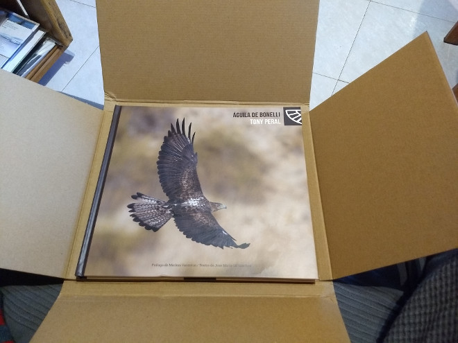 Uno de los libros sobre el águila de Bonelli de Tony Peral, a punto de ser empaquetado para su envío a uno de los ganadores del concurso.