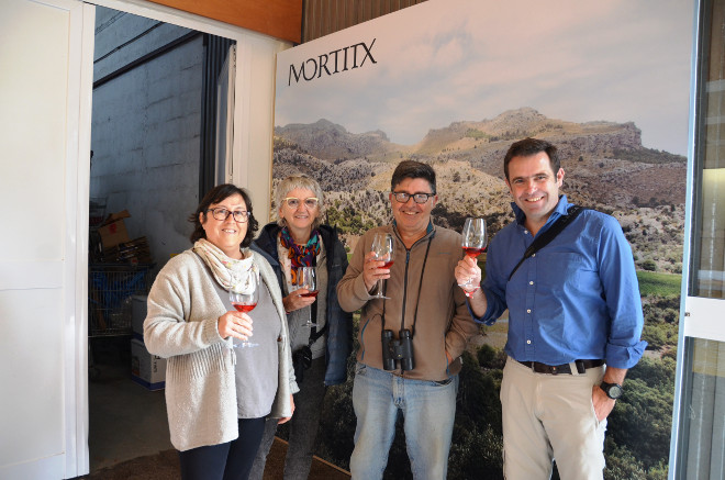 Aprovechamos para catar uno de los vinos producidos por Viñas Mortitx, empresa que apoyó desde el inicio la reintroducción del águila de Bonelli en Mallorca.