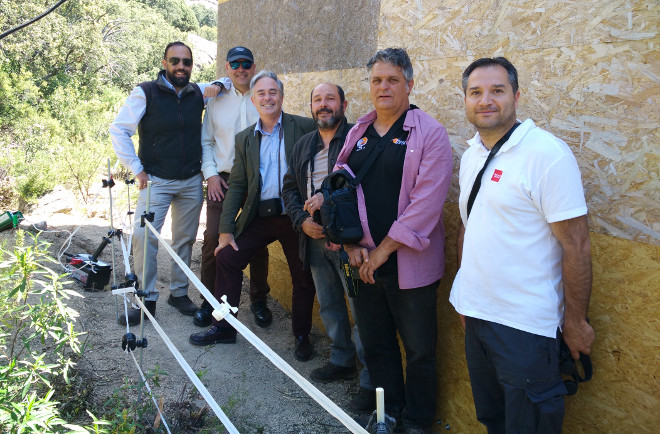 De izquierda a derecha: Pedro Castaño (CAM), Ismael Hernández (CAM), Luis del Olmo (CAM), Fernando Garcés (GREFA), Ernesto Álvarez (GREFA) y Daniel Díaz (CAM), junto a la instalación que alberga la jaula-hacking del Parque Regional de la Cuenca Alta del Manzanares (Madrid) donde se aclimatan las águilas de Bonelli antes de su liberación definitiva.