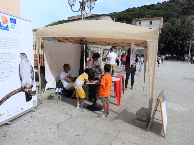 Otra panorámica del stand de AQUILA a-LIFE durante el Día del Águila en Bitti.