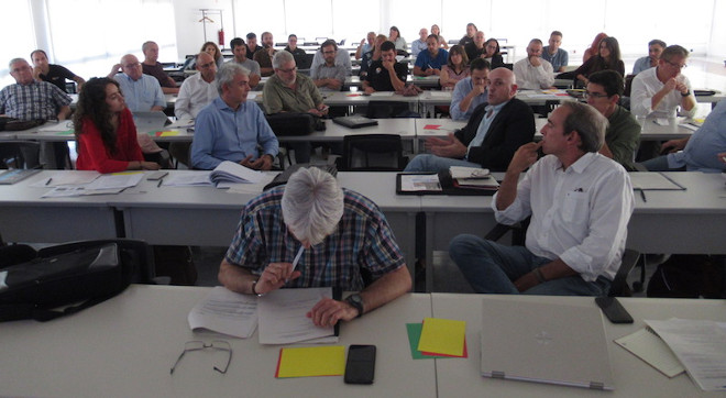 Debate entre los asistentes durante la sesión plenaria del taller. 