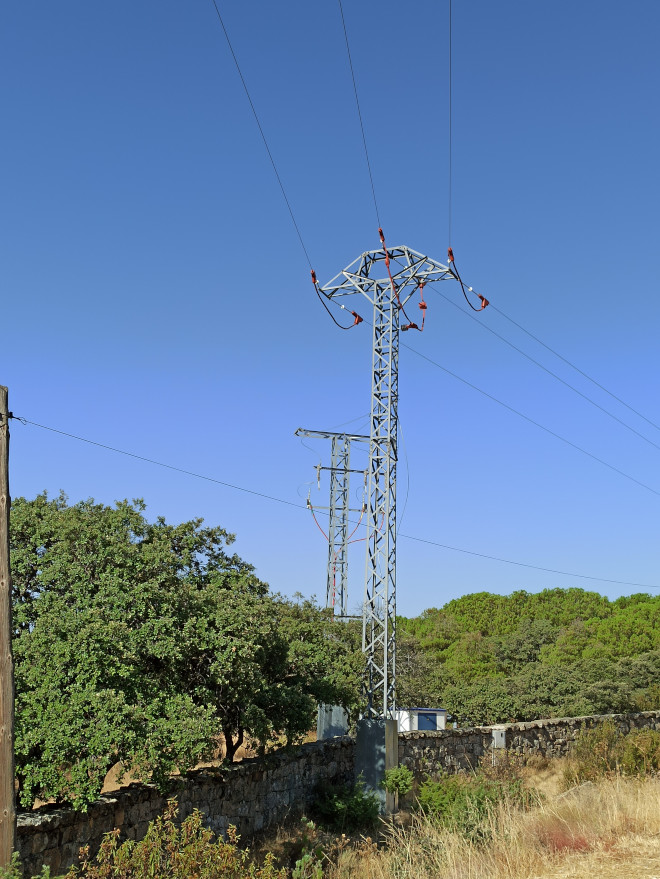 En primer plano, uno de los apoyos eléctricos de Iberdrola corregidos en el entorno de la zona madrileña de liberación de águilas de Bonelli, en el Parque Regional de la Cuenca Alta del Manzanares.