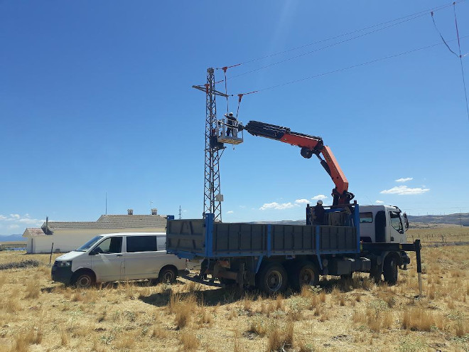 Otro momento de los trabajos de colocación de medidas antielectrocución en esta línea eléctrica privada situada en Urraca-Miguel.