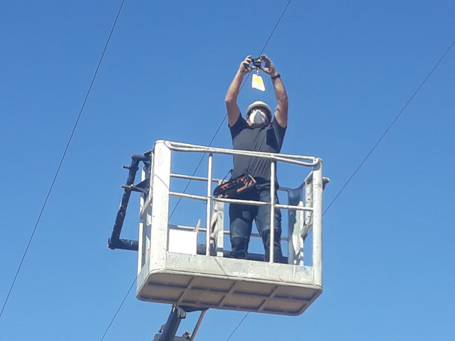 Un operario coloca una baliza salvapájaros.