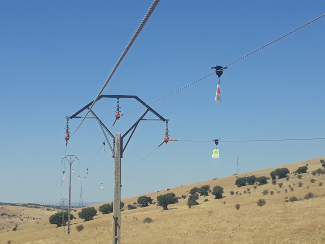 Aspecto final de un tramo del tendido eléctrico en el que se han dispuesto balizas salvapájaros. 