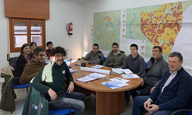 Un momento de la reciente reunión de seguimiento del Plan de Acción del Acuerdo de Custodia firmado en Cáseda (Navarra) para la conservación del águila de Bonelli. 