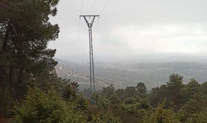 Uno de los postes del tendido eléctrico intervenido, antes de la aplicación de medidas anti-electrocución.