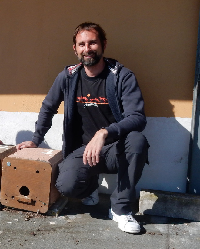 Matteo Griggio, in 2016, junto a una caja nido para cernícalo primilla en Matera (Basilicata, Italia).