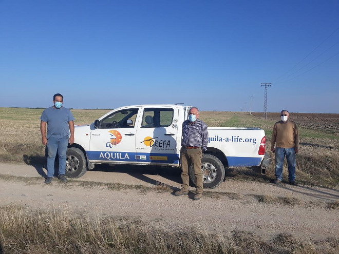 Los dos propietarios de apoyos eléctricos sobre los que se va a actuar en Blasconuño de Matacabras y otro vecino de la localidad toman parte en las actividades de GREFA con voluntarios.