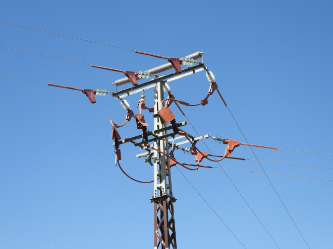 Detalle de las medidas anti-electrocución aplicadas en uno de los apoyos del Parque Regional del Sureste donde se ha actuado.