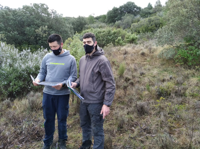 Representantes de la Sociedad de Cazadores San Zoilo, de Gallipienzo (Navarra) durante la visita de campo con técnicos del proyecto AQUILA a-LIFE.