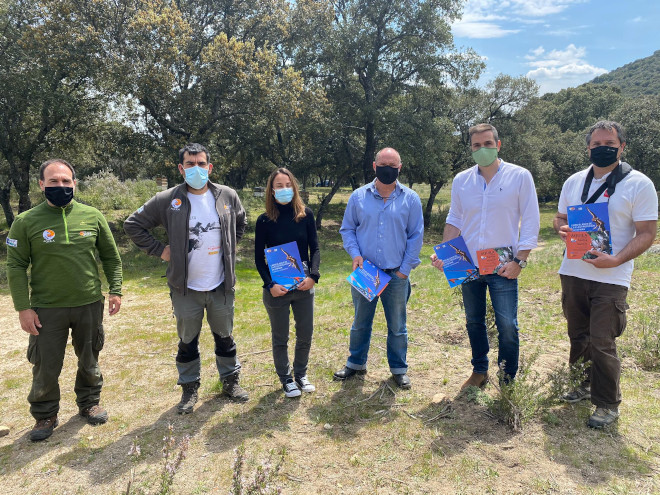 De izquierda a derecha, Sergio de la Fuente (GREFA y AQUILA a-LIFE), Juan José Iglesias (GREFA y AQUILA a-LIFE), Clara Mateo, jefe de sector Pozuelo-Villalba (Madrid) de Iberdrola, Nacho Morando, colaborador de AQUILA a-LIFE, Enrique González, técnico UTD Villalba (Madrid) de Iberdrola, y Daniel Díaz, biólogo del Parque Regional de la Cuenca Alta del Manzanares.