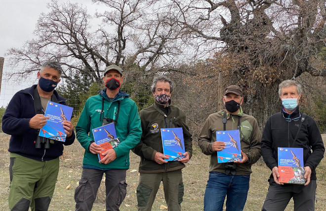 De izquierda a derecha, Ernesto Álvarez (GREFA y AQUILA a-LIFE), Deli Saavedra (Rewilding Europa), Jorge Layna (Terra Naturalis), Ángel Vela (director del Parque Natural del Alto Tajo) y Jesús de Lucas (Consejería de Desarrollo Sostenible de Castilla-La Mancha).