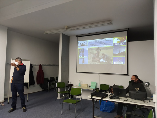 Sesión teórica del curso sobre aves y tendidos eléctricos celebrado en Vitoria-Gastiez.