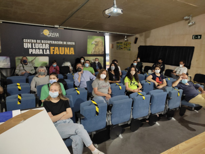 Asistentes al acto de presentación del vídeo "Savia nueva" en la sede de GREFA en Majadahonda.