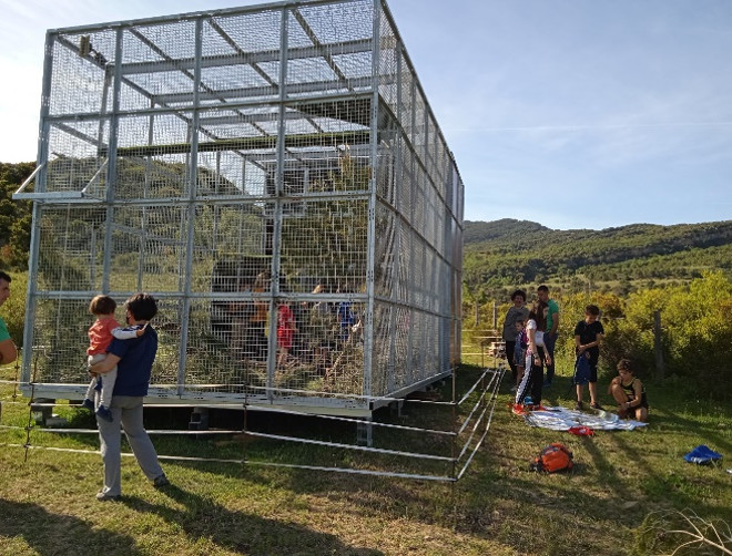 Otra imagen de la visita de los niños a la zona de liberación de águilas de Bonelli de Guirguillano.