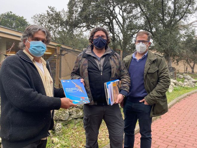 Ernesto Álvarez, presidente de GREFA, entrega el Libro Blanco a dos miembros del Seprona durante una visita al hospital de fauna salvaje que esta ONG tiene en Majadahonda.