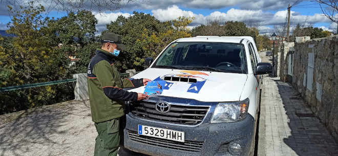 Un Agente Forestal de una de las comarcas de la Comunidad de Madrid con territorio de águila de Bonelli de la Comunidad de Madrid observa el Libro Blanco que le acaba de ser entregado.