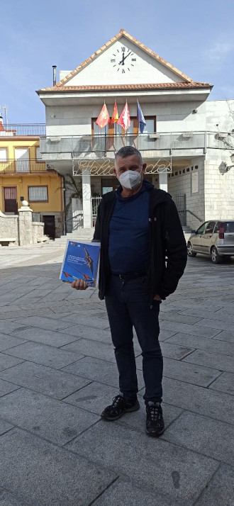 De izquierda a derecha, operarios durante la corrección de un tendido peligroso para las aves, y Luis Alonso, concejal del medio ambiente de Fresnedillas de la Oliva (Madrid), muestran los ejemplares de Libro Blanco que han recibido del proyecto AQUILA a-LIFE.